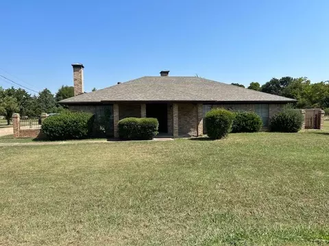 506 W Wrenn St, Savoy, TX 75479