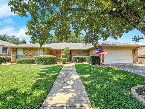 2716 Margaret Dr, Arlington, TX 76012