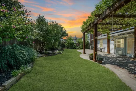 8820 Sierra Trl, Cross Roads, TX 76227