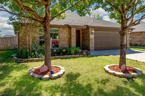 153 Spring Hollow Dr, Saginaw, TX 76131