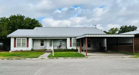107 9th St, Comanche, TX 76442