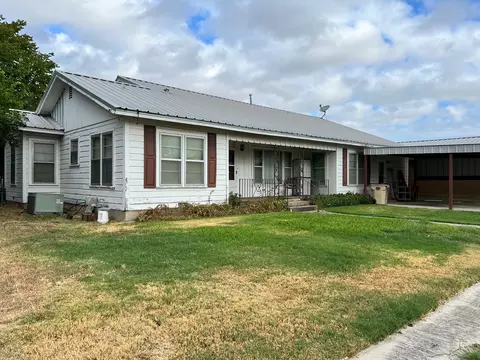 107 9th St, Comanche, TX 76442 photo 3