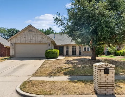 1045 Springwood Dr, Saginaw, TX 76179