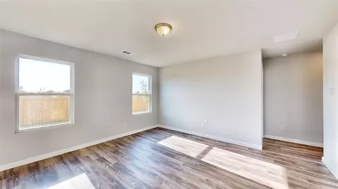 128 Cooper Dr, Cleburne, TX 76031 photo 2
