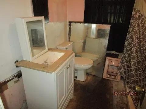 Bath - 1009 E Carrol St, Coushatta, LA 71019 photo 1 of 2
