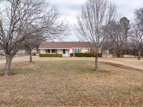 1029 Oak Grove Rd E, Fort Worth, TX 76140