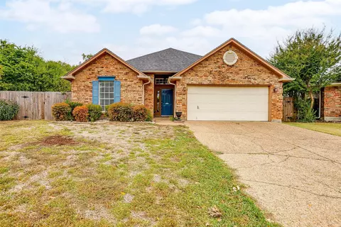 904 Hillwood Ct, Arlington, TX 76017