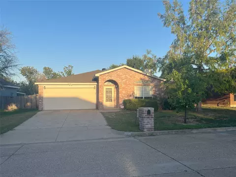 7908 Fox Chase Dr, Fort Worth, TX 76137