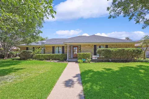 132 N Spring Creek Dr, Richardson, TX 75081