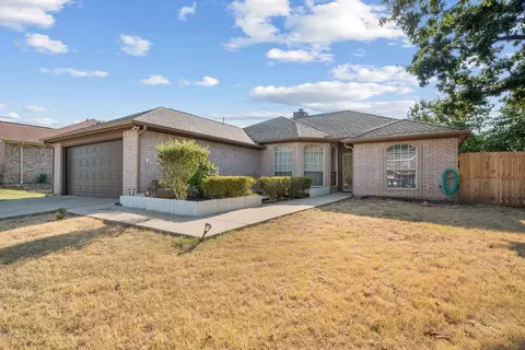 781 Hunter Dr, Azle, TX 76020