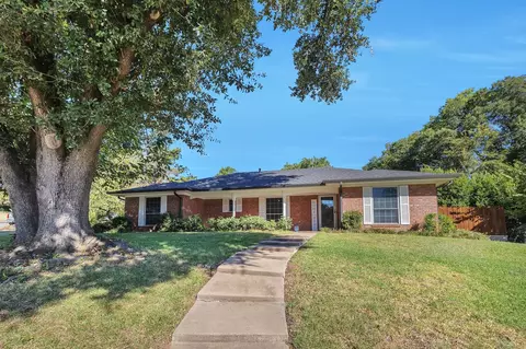 913 Circle Ln, Bedford, TX 76022