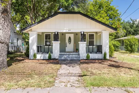 212 W Willingham St, Cleburne, TX 76033