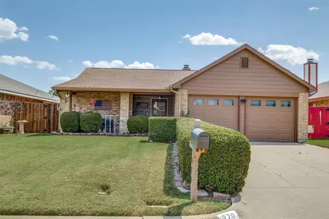 220 Hemlock Dr, Arlington, TX 76018