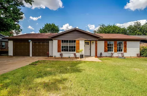 916 Pecan St, Crowley, TX 76036