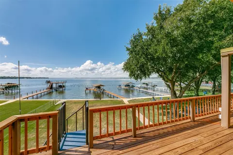 115 Briarwood Dr, Mabank, TX 75156