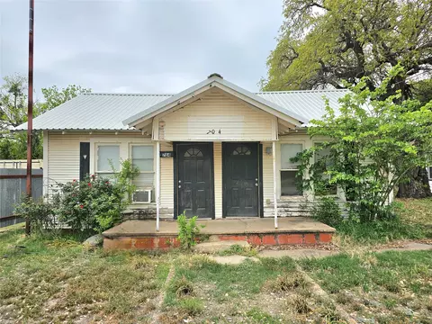 704 S 2nd St, Bangs, TX 76823
