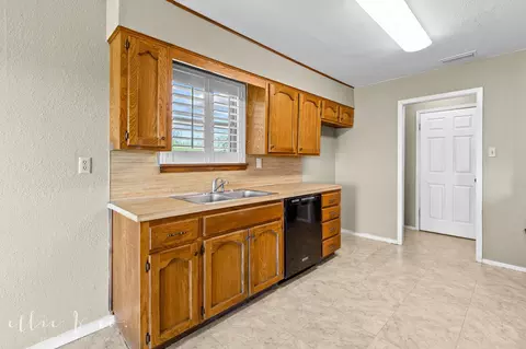 Kitchen - 137 Nesmith Rd, Abilene, TX 79602 photo 2 of 5