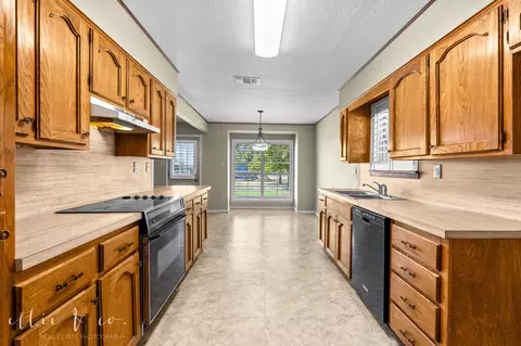 Kitchen - 137 Nesmith Rd, Abilene, TX 79602 photo 5 of 5