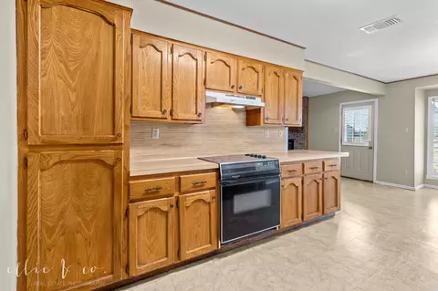Kitchen - 137 Nesmith Rd, Abilene, TX 79602 photo 4 of 5