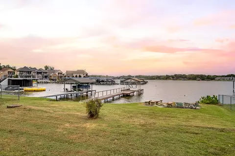 154 Memorial Dr, Gun Barrel City, TX 75156