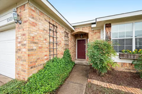 1049 Mckavett Dr, Fort Worth, TX 76140