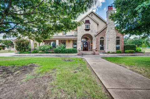 800 Locust Dr, Oak Leaf, TX 75154