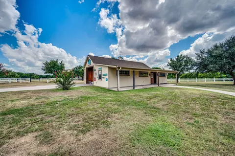 800 Locust Dr, Oak Leaf, TX 75154 photo 5