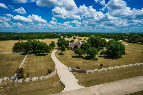 800 Locust Dr, Oak Leaf, TX 75154 photo 2