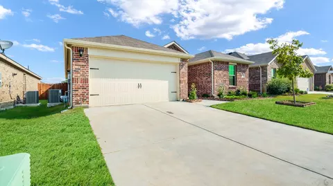 1305 Stuarts Forest Dr, Denton, TX 76207