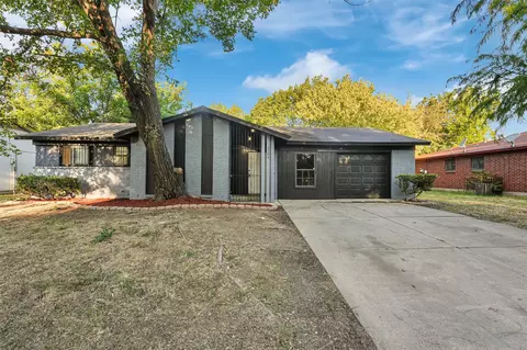 3204 Centennial Rd, Forest Hill, TX 76119