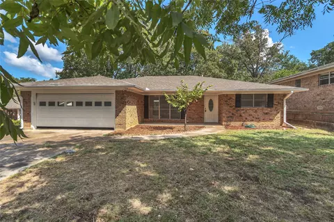 1335 Crestview Dr, Denison, TX 75020