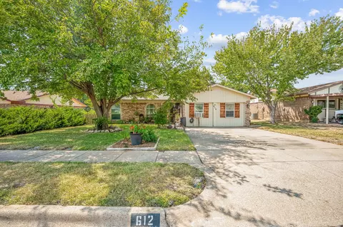612 Rockledge Dr, Saginaw, TX 76179
