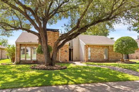 1924 Middle Glen Dr, Carrollton, TX 75007