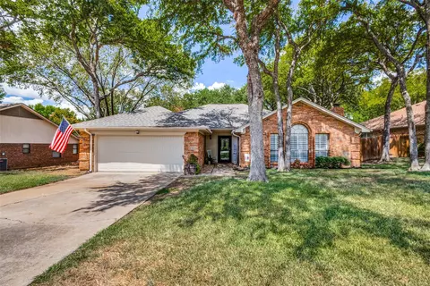 320 Heneretta Dr, Hurst, TX 76054