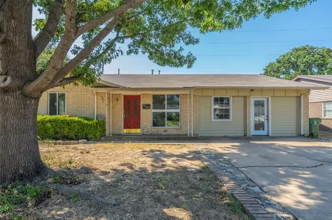 224 Oakwood Ln, Lewisville, TX 75067