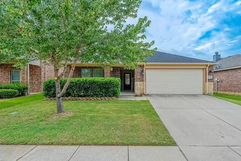 8816 Whirlwind Trl, Aubrey, TX 76227