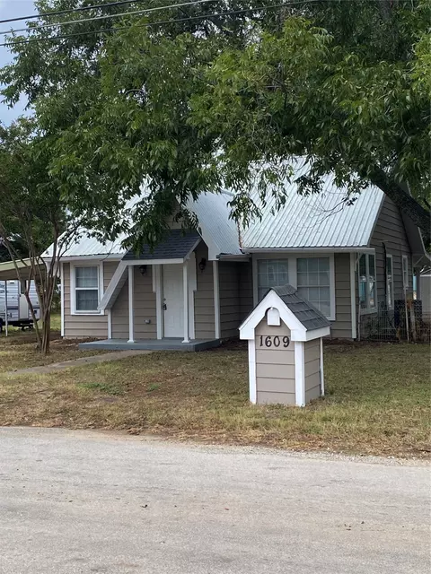 1609 Waco Ave, Brownwood, TX 76801