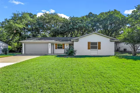 6417 Royal Oaks Dr, Forest Hill, TX 76119