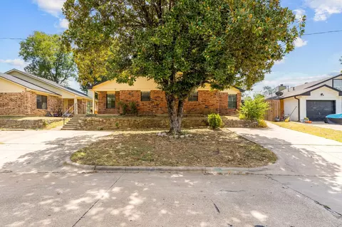 1426 Lakecrest St, Grand Prairie, TX 75051