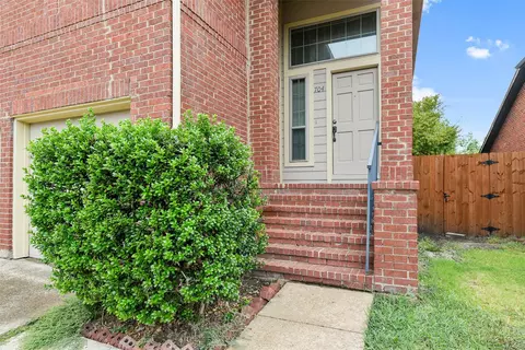 704 Meadowcreek Ct, Garland, TX 75043