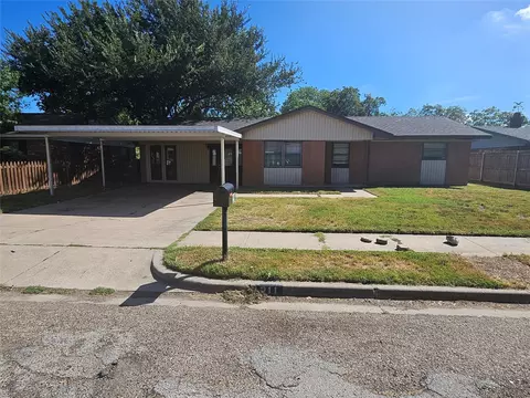 211 S Rita St, Lacy Lakeview, TX 76705