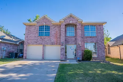 204 Elk Run Dr, Fort Worth, TX 76140