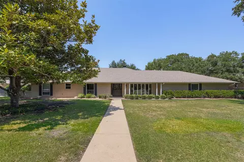 34 Bounty Rd E, Benbrook, TX 76132