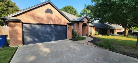 1212 Highcrest Dr, Burleson, TX 76028