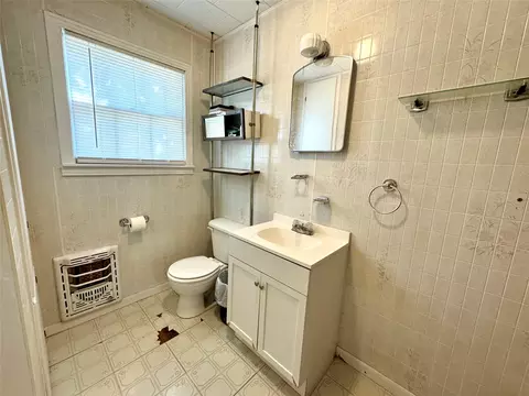 Bath - 1406 N Avenue L, Haskell, TX 79521 photo 2 of 2