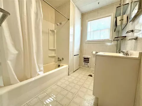 Bath - 1406 N Avenue L, Haskell, TX 79521 photo 1 of 2
