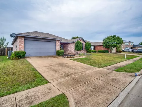 1509 Queen Annes Dr, Burleson, TX 76028