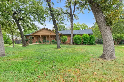 1208 Brookside Dr, Hurst, TX 76053