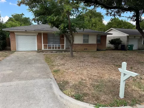 909 Manhattan Dr, Denton, TX 76209