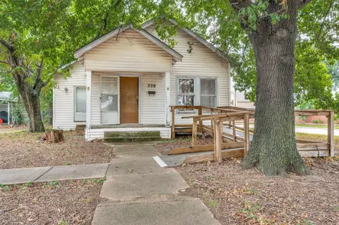 228 W 7th St, Irving, TX 75060